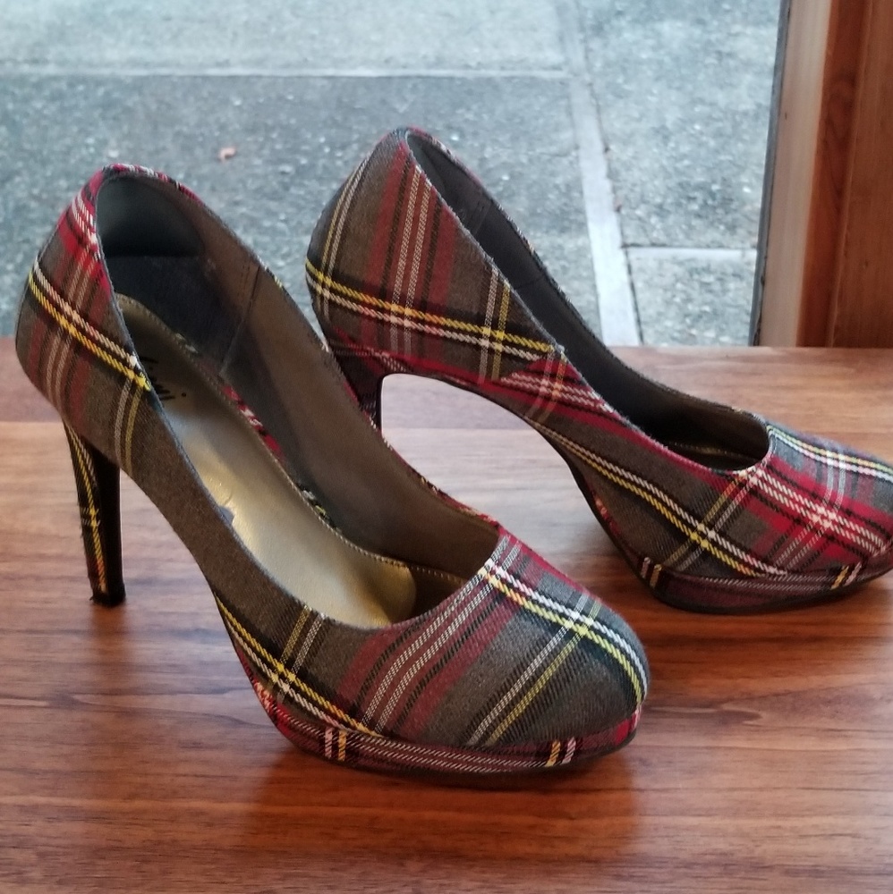Fioni plaid platform closed-toe heels size 6.5